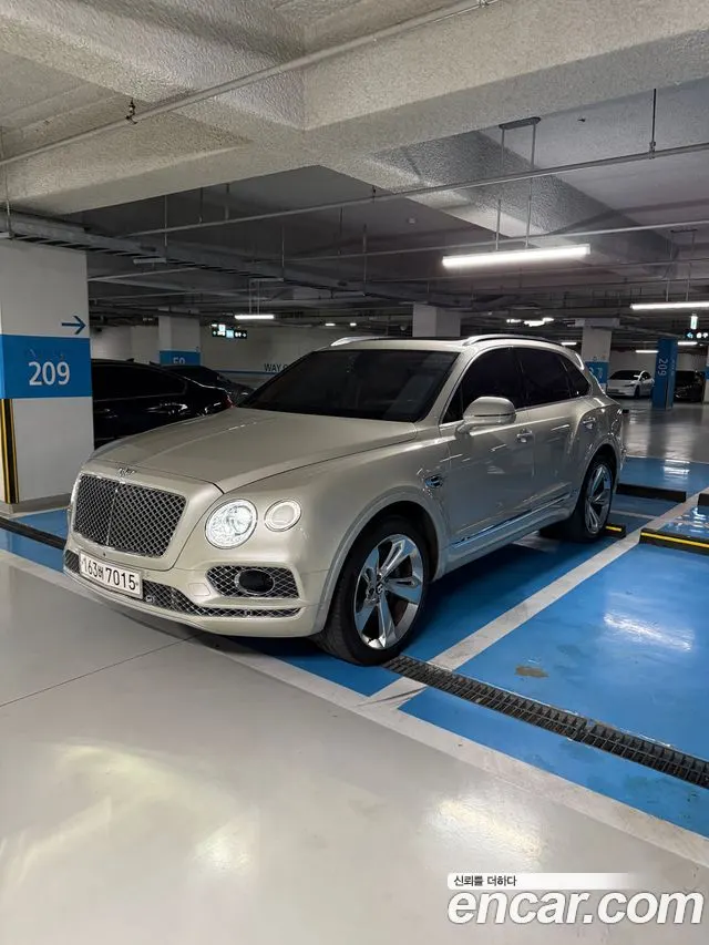 BENTLEY BENTAYGA 2017 — 71 000 км, белый-перламутр, Корея — под ключ — фото 1