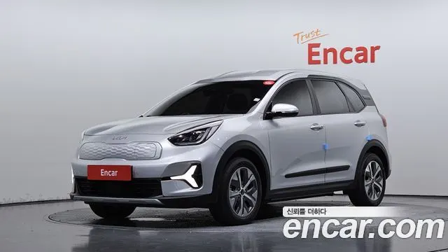 KIA NIRO PLUS 2023 — 67 398 км, белый, Корея — под ключ — фото 1