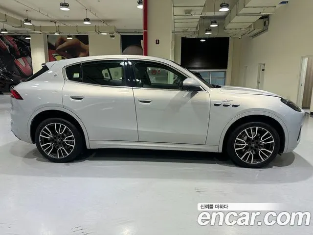 MASERATI GRECALE 2024 — 6 000 км, светло-серебристый, Корея — под ключ — фото 3