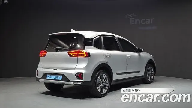 KIA NIRO PLUS 2024 — 27 067 км, серебристо-серый, Корея — под ключ — фото 2