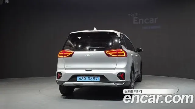 KIA NIRO PLUS 2024 — 27 067 км, серебристо-серый, Корея — под ключ — фото 4