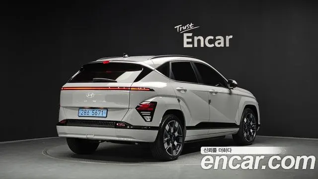 HYUNDAI KONA ELECTRIC 2023 — 28 672 км, серебристо-серый, Корея — под ключ — фото 2