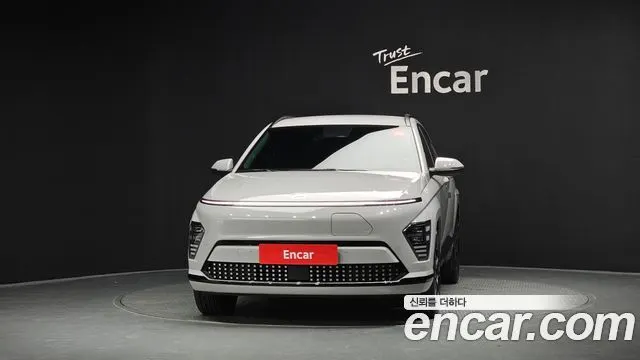 HYUNDAI KONA ELECTRIC 2023 — 28 672 км, серебристо-серый, Корея — под ключ — фото 3
