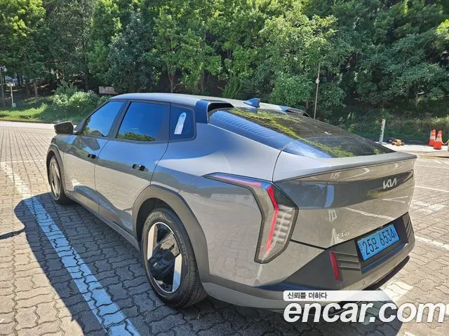 KIA EV4 2026 — 14 677 км, серебристо-серый, Корея — под ключ — фото 3