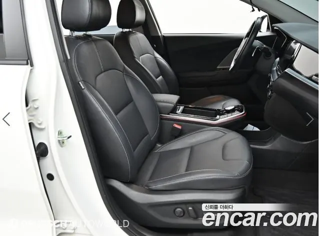 KIA NIRO PLUS 2023 — 55 630 км, белый, Корея — под ключ — фото 10