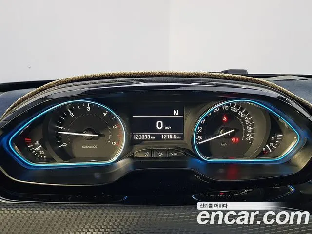 PEUGEOT 2008 2017 — 123 093 км, серебристо-серый, Корея — под ключ — фото 7