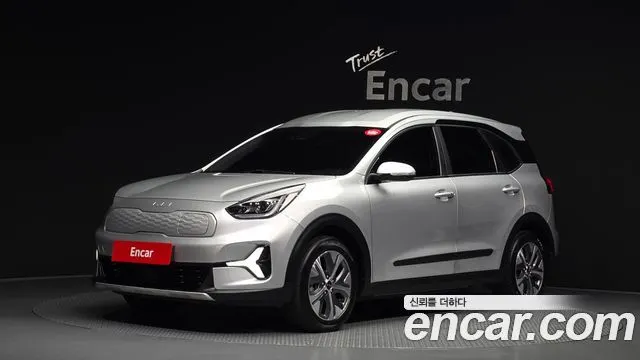 KIA NIRO PLUS 2023 — 39 045 км, серебристый, Корея — под ключ — фото 1