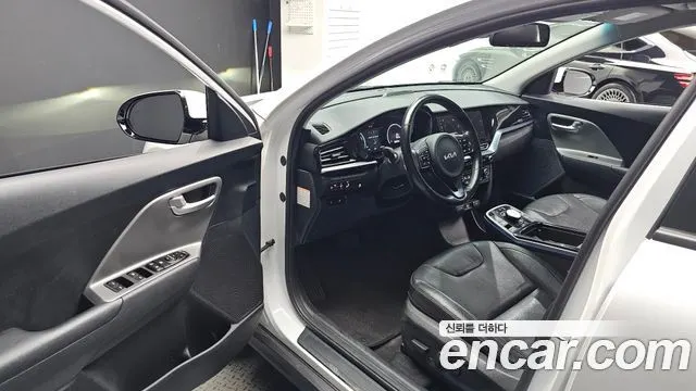 KIA NIRO PLUS 2023 — 179 269 км, белый, Корея — под ключ — фото 10