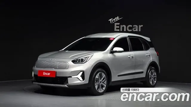 KIA NIRO PLUS 2023 — 41 543 км, серебристый, Корея — под ключ — фото 1