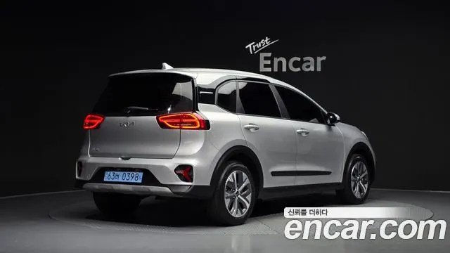 KIA NIRO PLUS 2023 — 41 543 км, серебристый, Корея — под ключ — фото 2