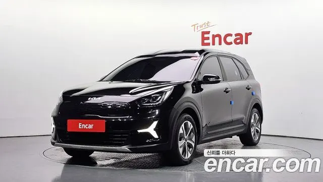KIA NIRO PLUS 2023 — 70 107 км, чёрный, Корея — под ключ — фото 1