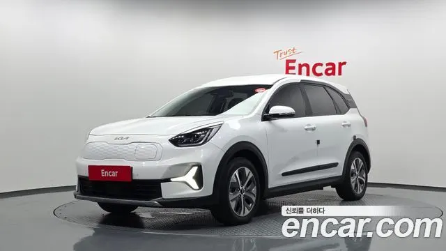 KIA NIRO PLUS 2023 — 122 512 км, белый, Корея — под ключ — фото 1