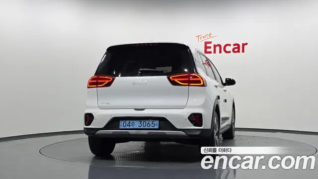 KIA NIRO PLUS 2023 — 122 512 км, белый, Корея — под ключ — фото 4
