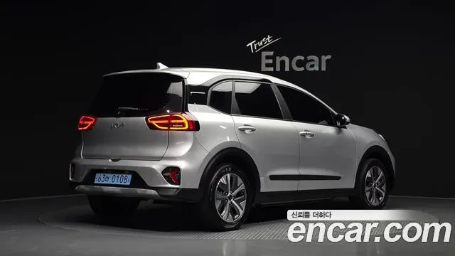 KIA NIRO PLUS 2023 — 86 390 км, серебристый, Корея — под ключ — фото 2