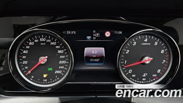 MERCEDES-BENZ E-CLASS W213 2018 — 191 487 км, серебристый, Корея — под ключ — фото 8