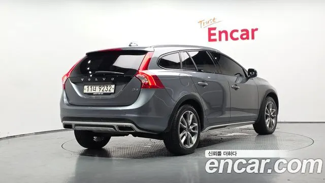 VOLVO V60 CROSS COUNTRY 2018 — 142 502 км, серый, Корея — под ключ — фото 1