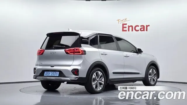 KIA NIRO PLUS 2023 — 53 636 км, серебристый, Корея — под ключ — фото 1
