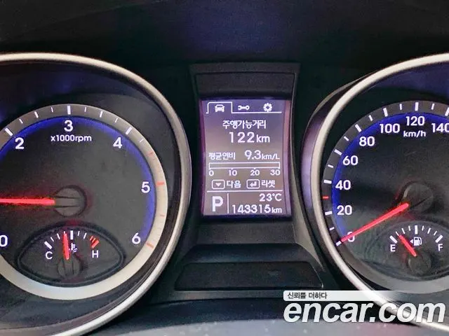 HYUNDAI SANTA FE 2015 — 143 312 км, серебристо-серый, Корея — под ключ — фото 10