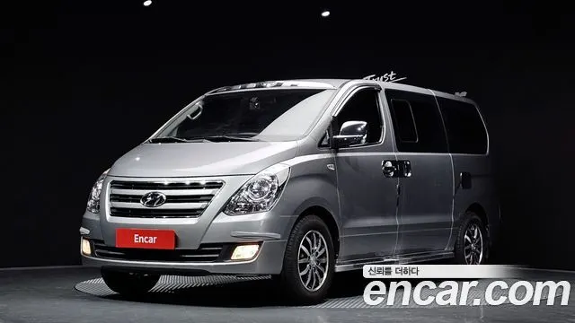 HYUNDAI GRAND STAREX 2017 — 123 873 км, серебристый, Корея — под ключ — фото 1