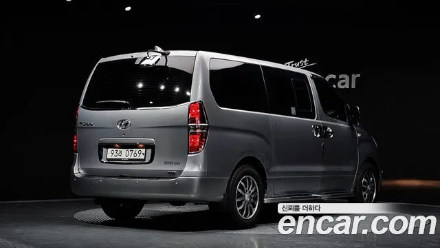 HYUNDAI GRAND STAREX 2017 — 123 873 км, серебристый, Корея — под ключ — фото 2