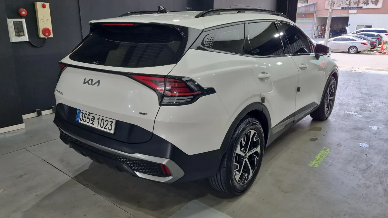 KIA SPORTAGE HYBRID 2023 — 95 000 км, белый, Корея — под ключ — фото 2