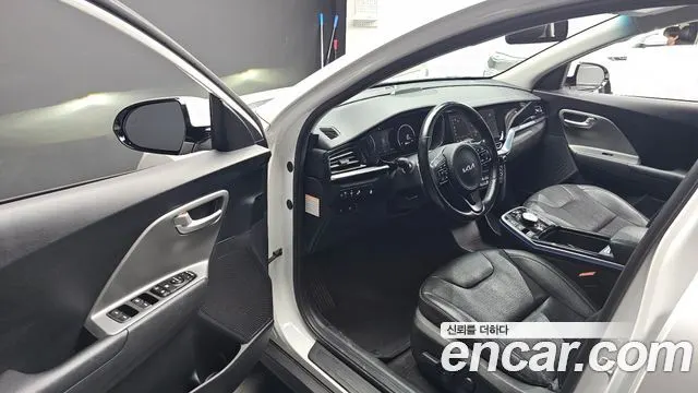 KIA NIRO PLUS 2023 — 169 822 км, белый, Корея — под ключ — фото 10