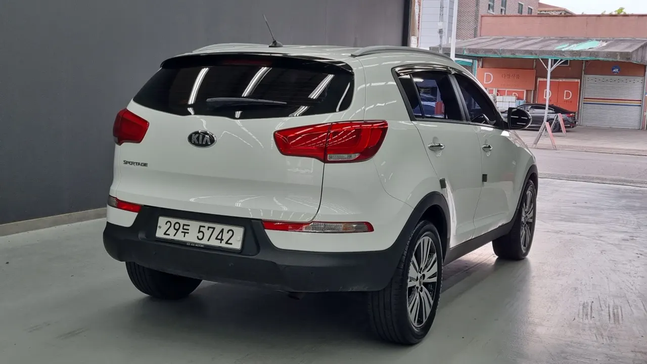 KIA SPORTAGE R 2014 — 82 701 км, белый, Корея — под ключ — фото 2