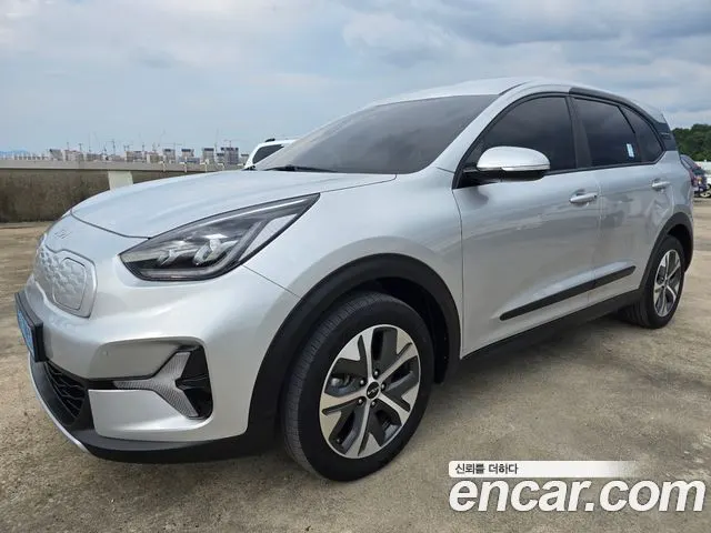 KIA NIRO PLUS 2024 — 29 000 км, серебристый, Корея — под ключ — фото 1