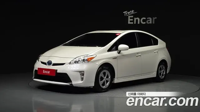 TOYOTA PRIUS 2015 — 136 232 км, белый, Корея — под ключ — фото 1