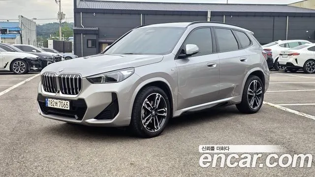 BMW X1 2023 — 21 000 км, серебристо-серый, Корея — под ключ — фото 1