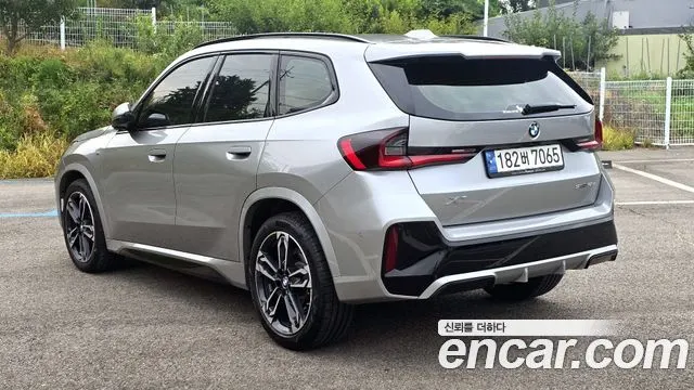 BMW X1 2023 — 21 000 км, серебристо-серый, Корея — под ключ — фото 2