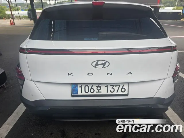 HYUNDAI KONA 2023 — 25 000 км, белый, Корея — под ключ — фото 1