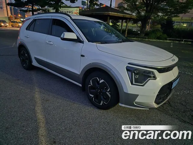 KIA NIRO 2023 — 281 000 км, белый-перламутр, Корея — под ключ — фото 1