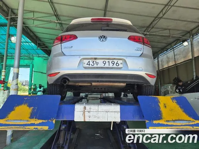 VOLKSWAGEN GOLF 2014 — 180 050 км, серебристо-серый, Корея — под ключ — фото 2