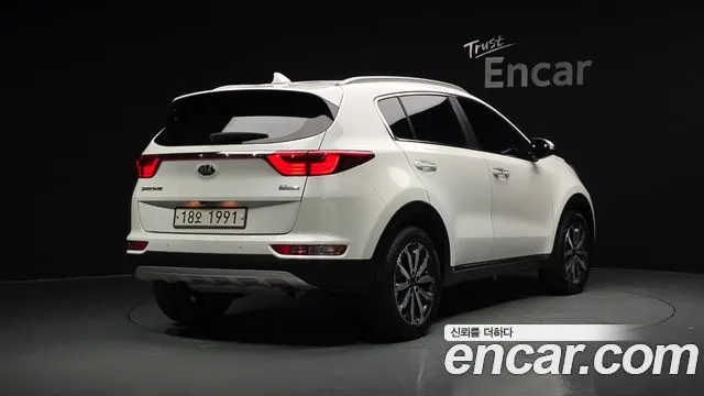 KIA SPORTAGE 2017 — 109 845 км, белый, Корея — под ключ — фото 1