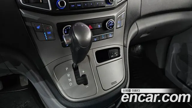HYUNDAI GRAND STAREX 2018 — 121 359 км, серебристый, Корея — под ключ — фото 9