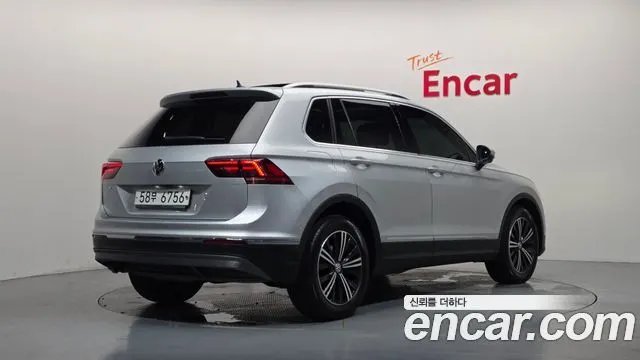 VOLKSWAGEN TIGUAN 2018 — 145 674 км, серебристо-серый, Корея — под ключ — фото 2