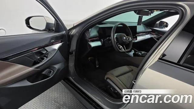 BMW 5 SERIES 2026 — 11 439 км, светло-золотистый, Корея — под ключ — фото 10