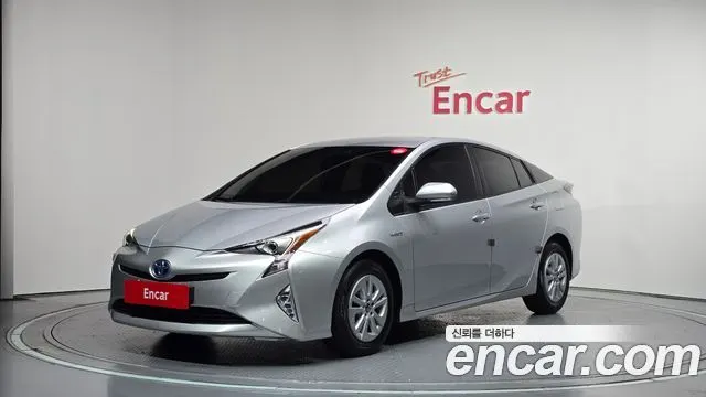 TOYOTA PRIUS 2018 — 77 240 км, серебристо-серый, Корея — под ключ — фото 1