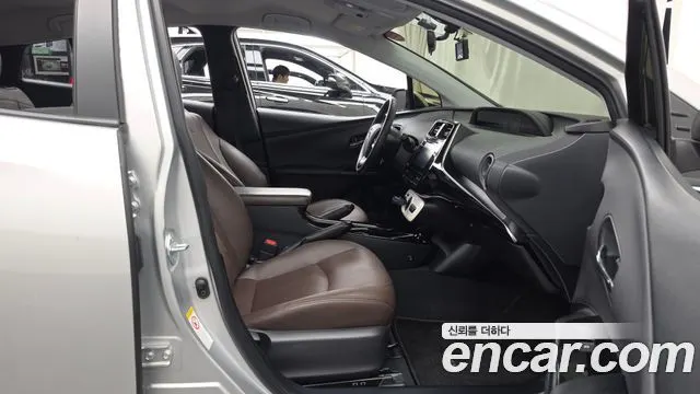 TOYOTA PRIUS 2018 — 77 240 км, серебристо-серый, Корея — под ключ — фото 11