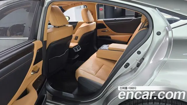LEXUS ES300H 2024 — 72 732 км, серебристо-серый, Корея — под ключ — фото 11