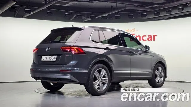VOLKSWAGEN TIGUAN 2018 — 173 196 км, серый, Корея — под ключ — фото 2