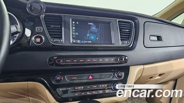 KIA CARNIVAL 2017 — 117 744 км, белый, Корея — под ключ — фото 12