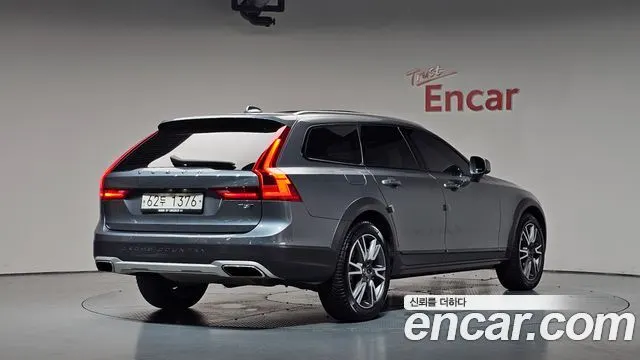 VOLVO V90 CROSS COUNTRY 2019 — 65 251 км, серебристо-серый, Корея — под ключ — фото 1
