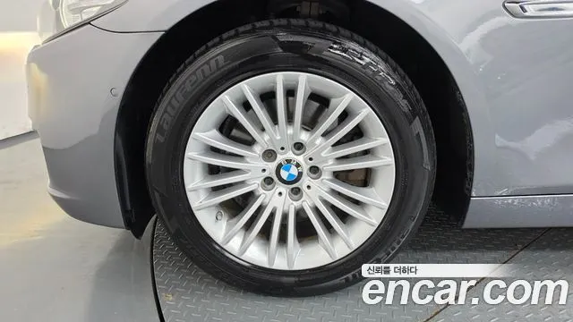 BMW 5 SERIES 2015 — 167 414 км, серебристо-серый, Корея — под ключ — фото 5