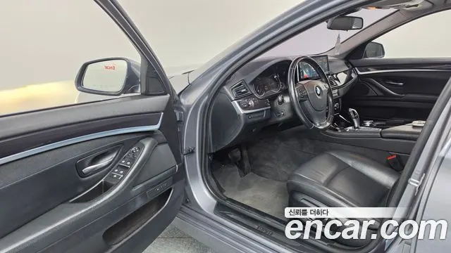 BMW 5 SERIES 2015 — 167 414 км, серебристо-серый, Корея — под ключ — фото 10
