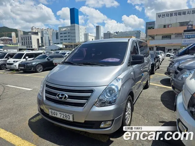 HYUNDAI GRAND STAREX 2017 — 147 068 км, серебристый, Корея — под ключ — фото 1