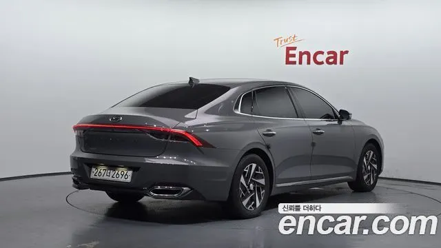HYUNDAI GRANDEUR HYBRID 2022 — 109 431 км, серебристо-серый, Корея — под ключ — фото 1