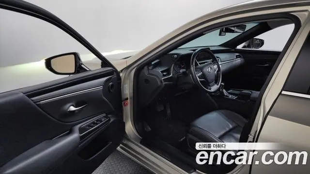 LEXUS ES300H 2019 — 95 366 км, белый-перламутр, Корея — под ключ — фото 10