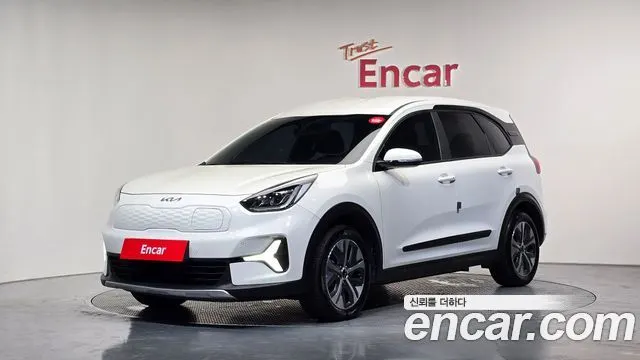 KIA NIRO PLUS 2023 — 137 327 км, белый, Корея — под ключ — фото 1